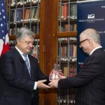 Порошенко похвастался наградой, полученной в США