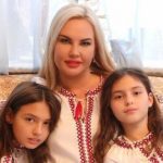 Камалия показала 11-летних дочерей в забавных костюмах и рассказала о необычном празднике в их школе