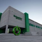 Schneider Electric инвестирует более $700 млн в США для поддержки бума искусственного интеллекта