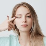 Почему дергается глаз: причины и стоит ли беспокоиться