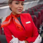 Почему стюардессы носят платки на шее: стиль или необходимость