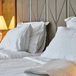 Почему в отелях всегда белое постельное бельё: секрет отельного комфорта