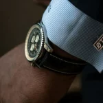 Почему часы носят на левом запястье: логика, традиции и практичность