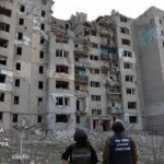 Армия РФ сбросила авиабомбу на многоэтажку в Купянске: есть пострадавшая