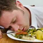 Почему после еды хочется спать: объяснение учёных