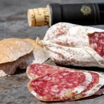 Почему колбасу режут наискосок: ответ многих удивит