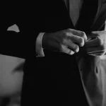 Для чего оставлять нижнюю пуговицу пиджака расстегнутой: объяснение по этикету