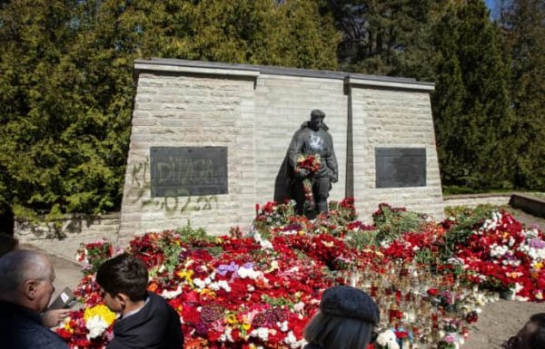 В Эстонии облили краской советский памятник "Бронзовый солдат"