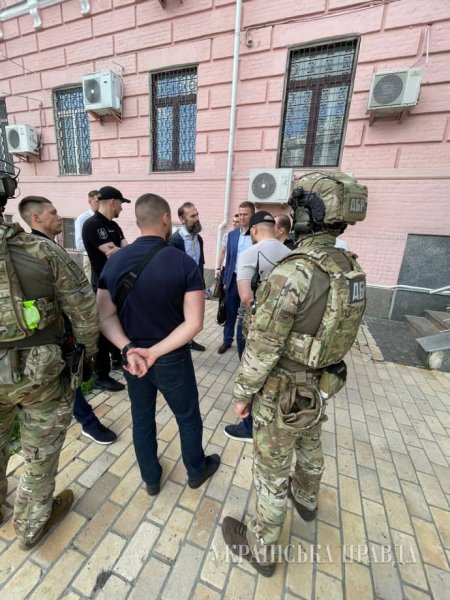 ГБР задержало Емельянова на выходе из Печерского суда, который выпустил его из-под стражи – источник