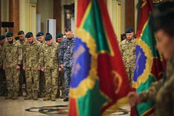 Зеленский повысил в звании трех пограничников и вручил орден Герою Украины
