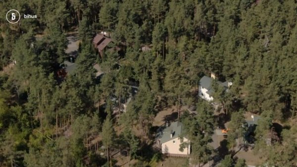 СМИ: Мама экс-прокурора Кизя купила дом на базе таможенников в Конча-Заспе
