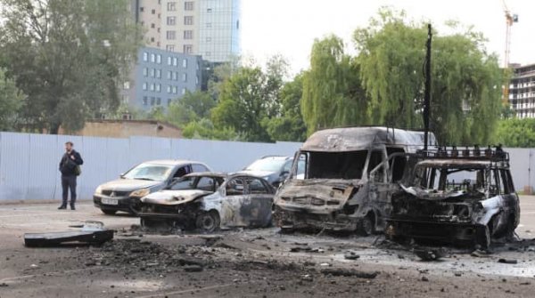 Поврежденные дома, уничтоженные авто и десяток пожаров – последствия российских ударов по Киеву