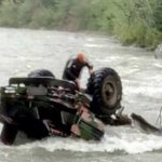 Грузовик с туристами сорвался в реку в Карпатах, трое погибших