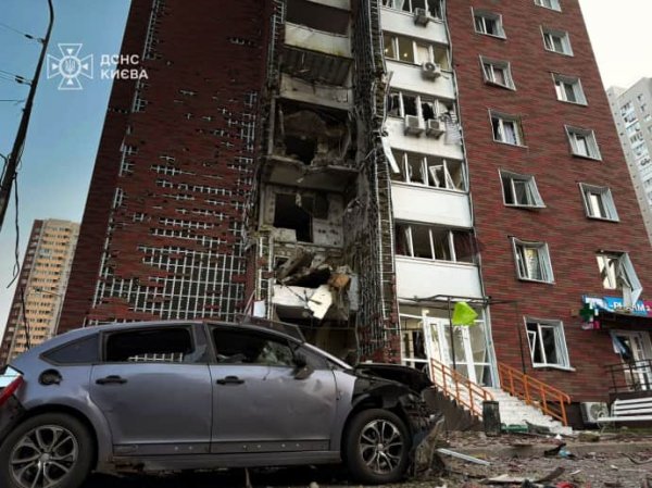 Поврежденные дома, уничтоженные авто и десяток пожаров – последствия российских ударов по Киеву