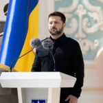 Зеленский в День Конституции вручил награды, в частности Героям Украины