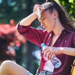 Чем отличается солнечный удар от теплового: отличия, симптомы и первая помощь