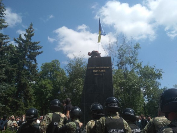 Харьков: Против партии Кернеса и Труханова протестуют, памятник Жукову снесли