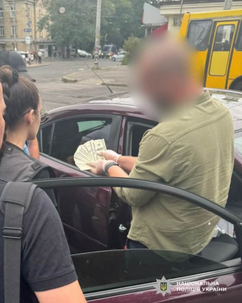 В Одессе задержали чиновника, который требовал взятку в размере $2700 за разрешение на торговлю