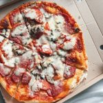 Почему круглую пиццу кладут в квадратную коробку?