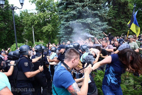 Харьков: Против партии Кернеса и Труханова протестуют, памятник Жукову снесли