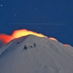 На российской Камчатке после землетрясения начал извергаться вулкан