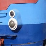 Дизель-поезд столкнулся с электромобилем Tesla: “победила” УЗ