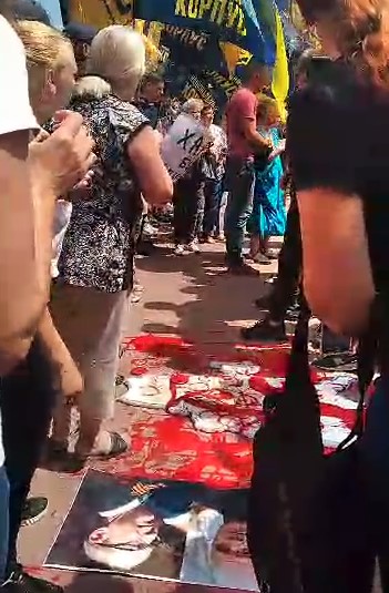 Харьков: Против партии Кернеса и Труханова протестуют, памятник Жукову снесли