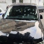 В Киеве мужчина стрелял по автомобилю во дворе дома, его задержали – полиция