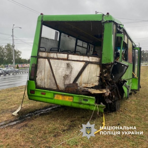 В Харькове столкнулись автомобиль, троллейбус и автобус: 8 пострадавших