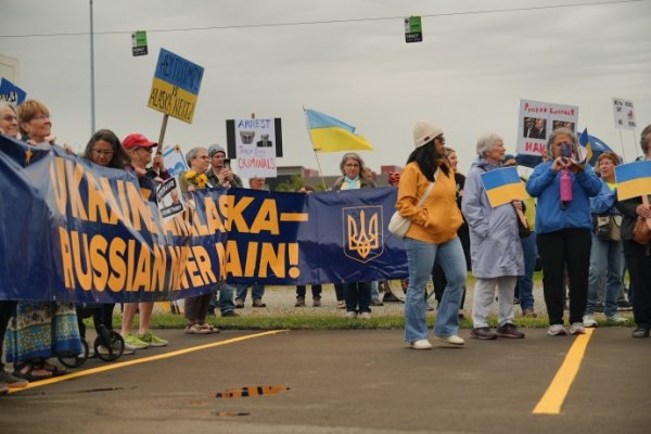 Во время встречи Трампа и Путина на Аляске продолжаются митинги в поддержку Украины