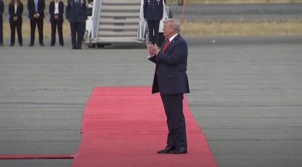 Трамп и Путин встретились на красной дорожке и пожали друг другу руки. Переговоры начались