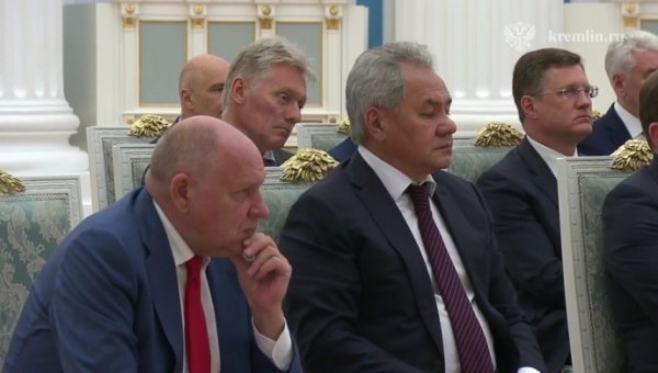 Путин собрал всю свою верхушку, чтобы рассказать о мирных переговорах