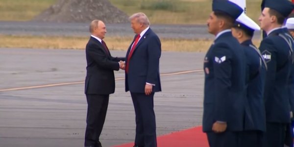 Трамп и Путин встретились на красной дорожке и пожали друг другу руки. Переговоры начались