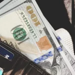 Каким будет курс доллара и евро в ближайшее время: специалисты дали советы украинцам