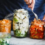 Ферментированные продукты: польза квашеной капусты, кимчи и йогурта