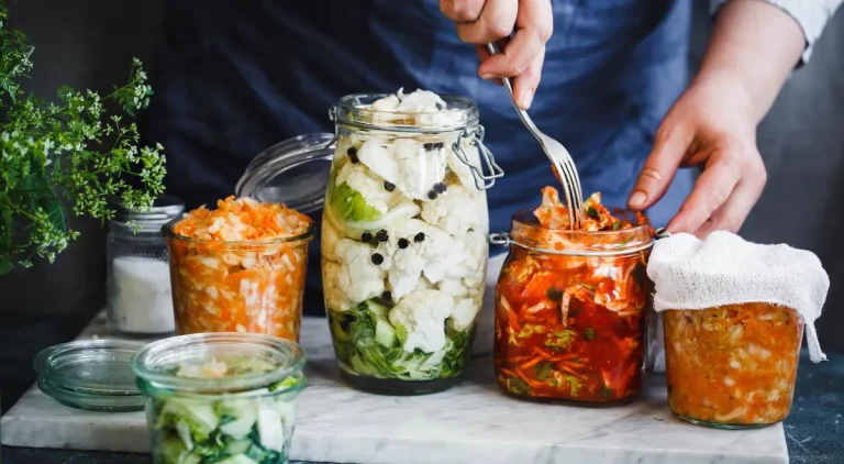 Ферментированные продукты: польза квашеной капусты, кимчи и йогурта