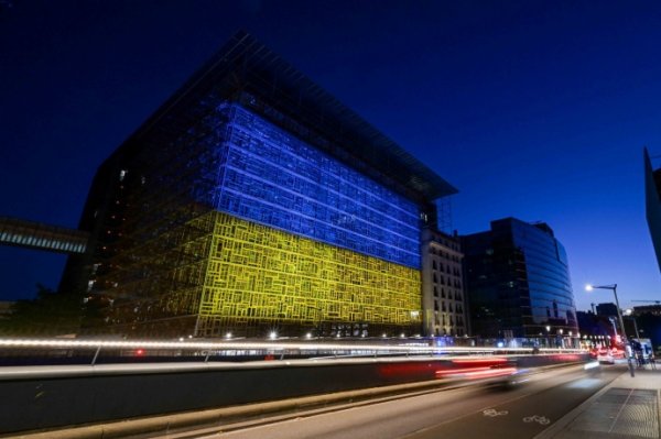Здание Евросовета подсветили сине-желтыми цветами