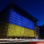 Здание Евросовета подсветили сине-желтыми цветами