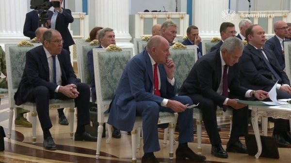 Путин собрал всю свою верхушку, чтобы рассказать о мирных переговорах