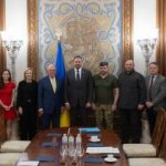 СМИ: Келлога в Киеве сопровождала дополнительная охрана из-за “толпы поклонников”