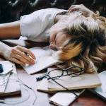 Психология прокрастинации: почему мы откладываем дела и как это исправить