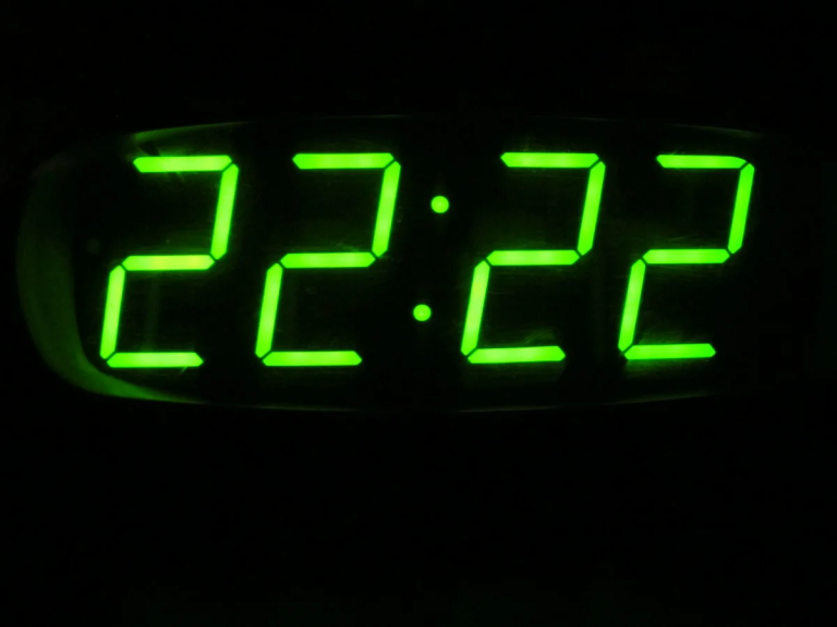 22:22 на часах: что это значит и почему мы замечаем такие совпадения