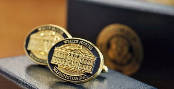 Трамп подарил Лукашенко запонки с изображением Белого дома