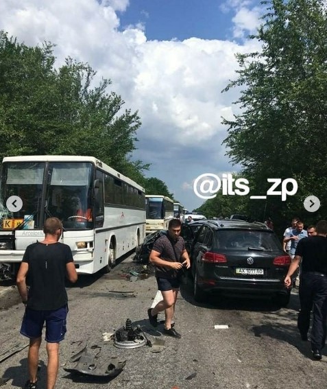 Машины Управления госохраны попали в аварию с автобусами с детьми