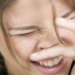 К чему может чесаться нос: народные приметы и их значение