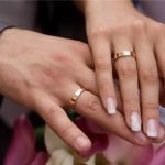 Почему обручальное кольцо носят именно на безымянном пальце: что стоит за этим символом любви?