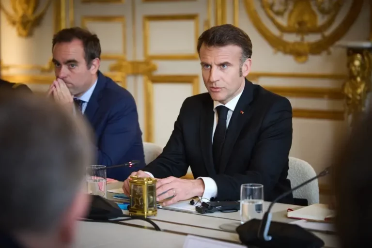 Макрон пригрозил РФ последствиями за отказ от переговоров с Украиной: детали