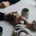 Как поддержать близкого человека: полезные фразы в трудный период