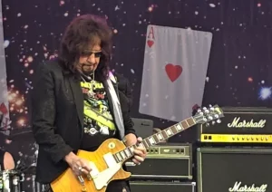 В возрасте 74 лет скончался знаменитый гитарист легендарной группы Kiss: названа причина