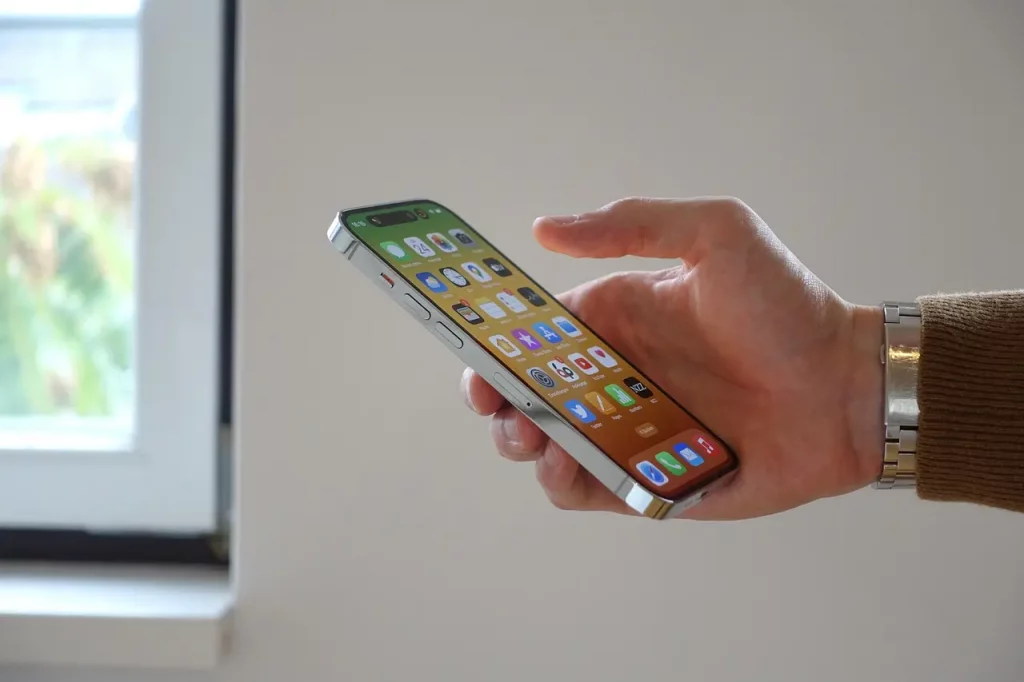 Apple выпустила iOS 26.1: какие основные новшества и улучшения для пользователей Apple выпустила iOS 26.1: какие основные новшества и улучшения для пользователей